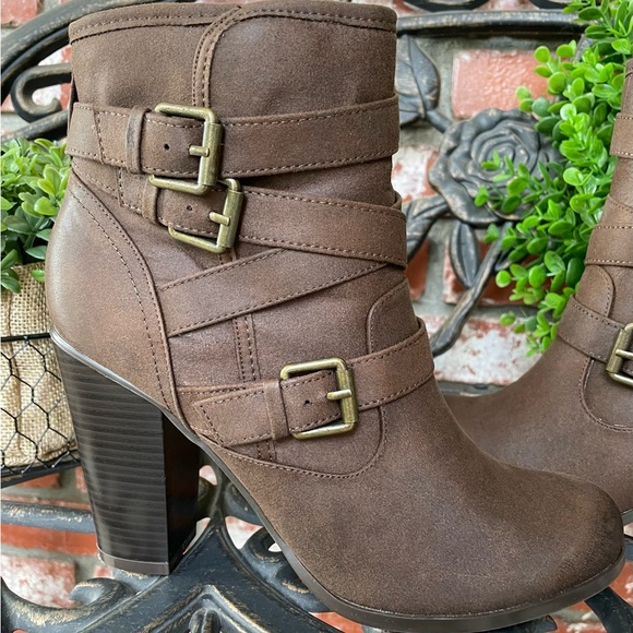 JustFab Binnae High Heeled Bootie; Brown Suede W/Multi-Straps & Buckles; Size 9 - Picture 2 of 13